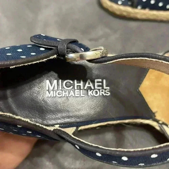 ❤️🔥 Michael Kors Navy Potadot Wedges - Picture 3 of 8